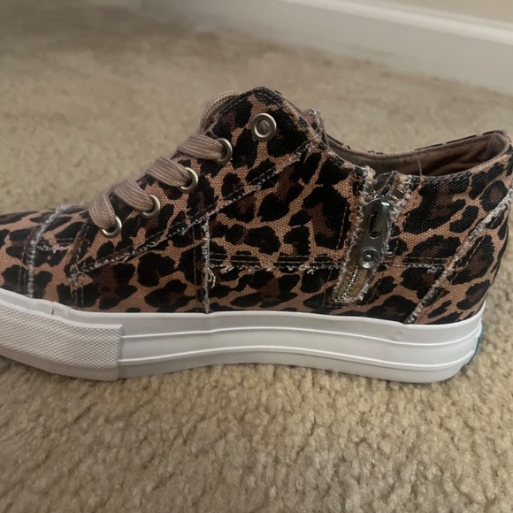 Leopard print tennis shoes - Picture 2 of 2